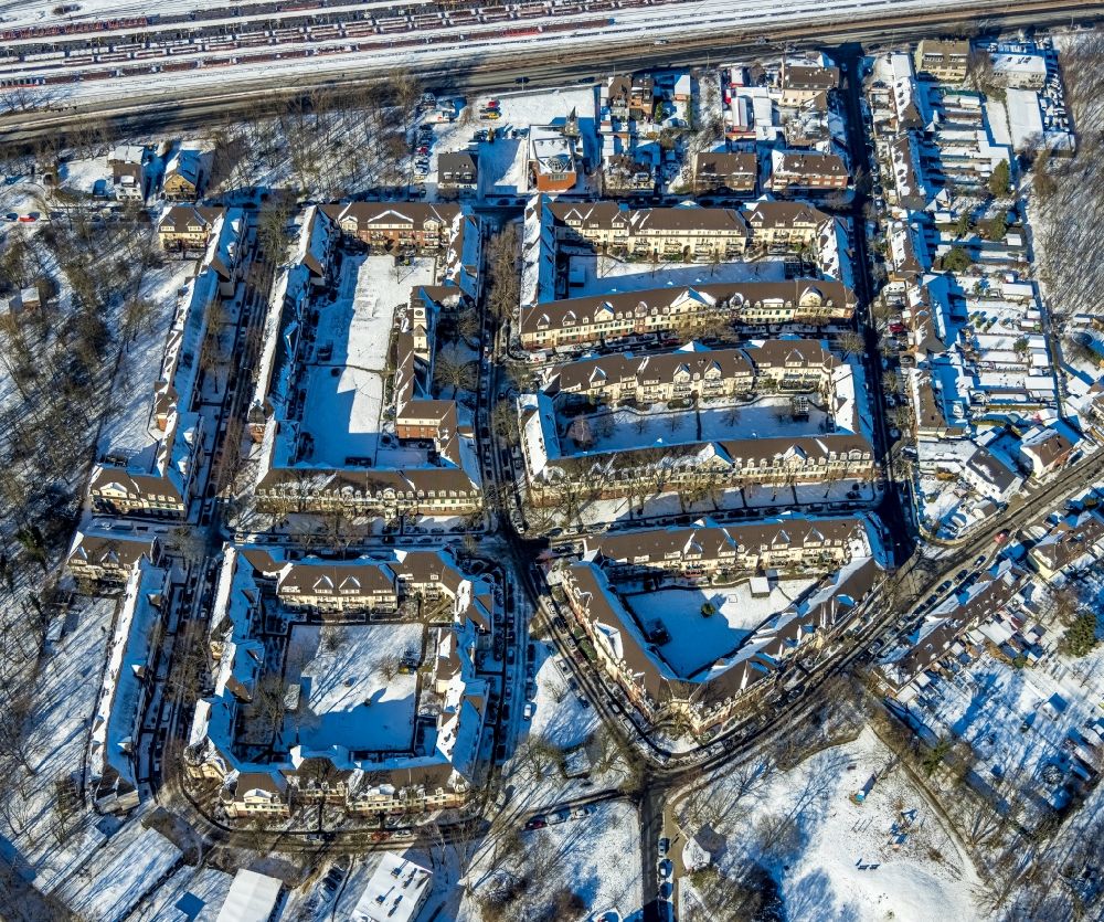 Aerial photograph Duisburg - Wintry snowy residential area of a multi-family house settlement an der Rosenbergstrasse - on Batterie in the district Huettenheim in Duisburg at Ruhrgebiet in the state North Rhine-Westphalia, Germany