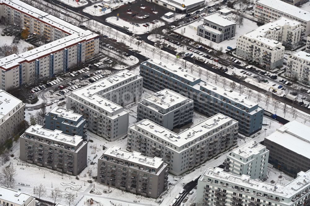 Aerial photograph Berlin - Wintry snowy residential area of a multi-family house settlement Stadtgut on the Zossener Strasse in the district Hellersdorf in Berlin, Germany