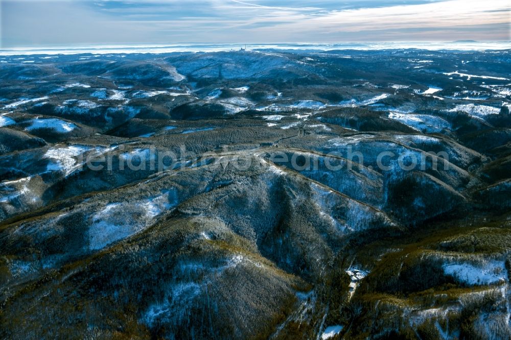 Ilsenburg (Harz) from the bird's eye view: Wintry snowy forest and mountain landscape of the mid-mountain range in Ilsenburg (Harz) in the state Saxony-Anhalt, Germany
