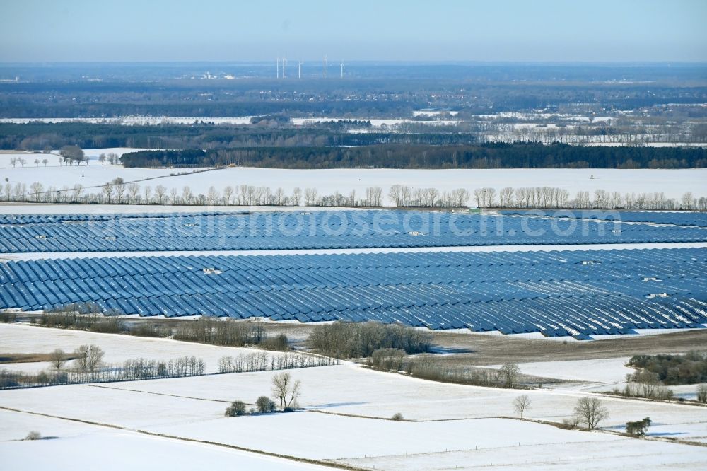 Willmersdorf from above - Wintry snowy construction site and assembly work for solar park and solar power plant Solarpark Weesow-Willmersdorf in Willmersdorf in the state Brandenburg, Germany