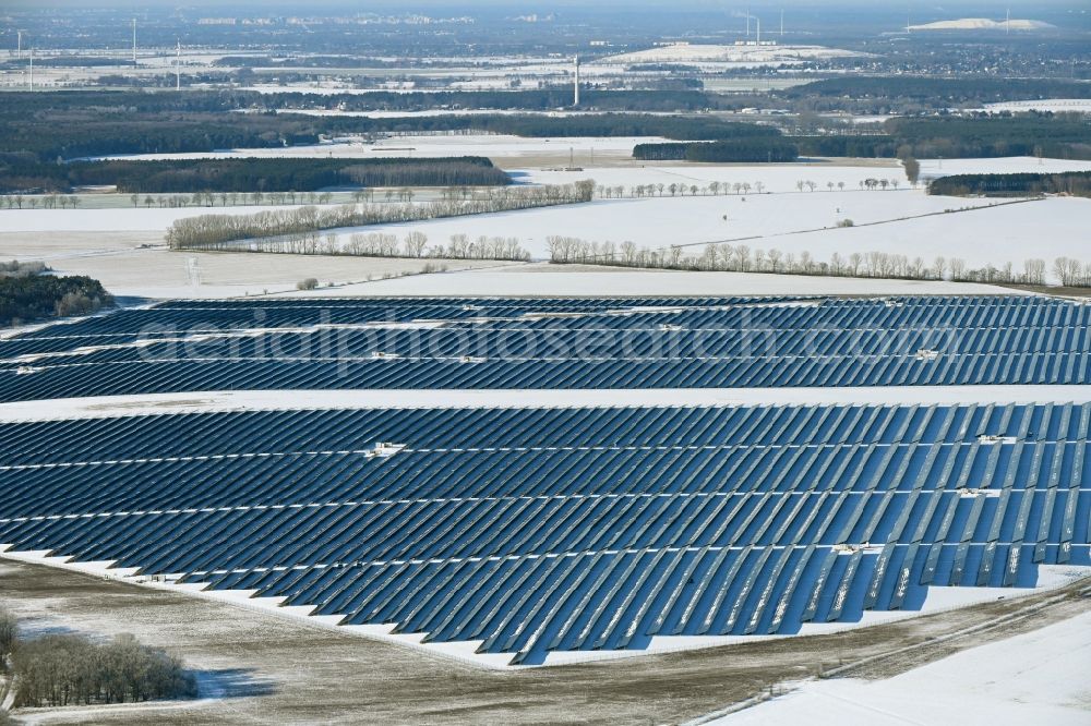 Aerial photograph Willmersdorf - Wintry snowy construction site and assembly work for solar park and solar power plant Solarpark Weesow-Willmersdorf in Willmersdorf in the state Brandenburg, Germany