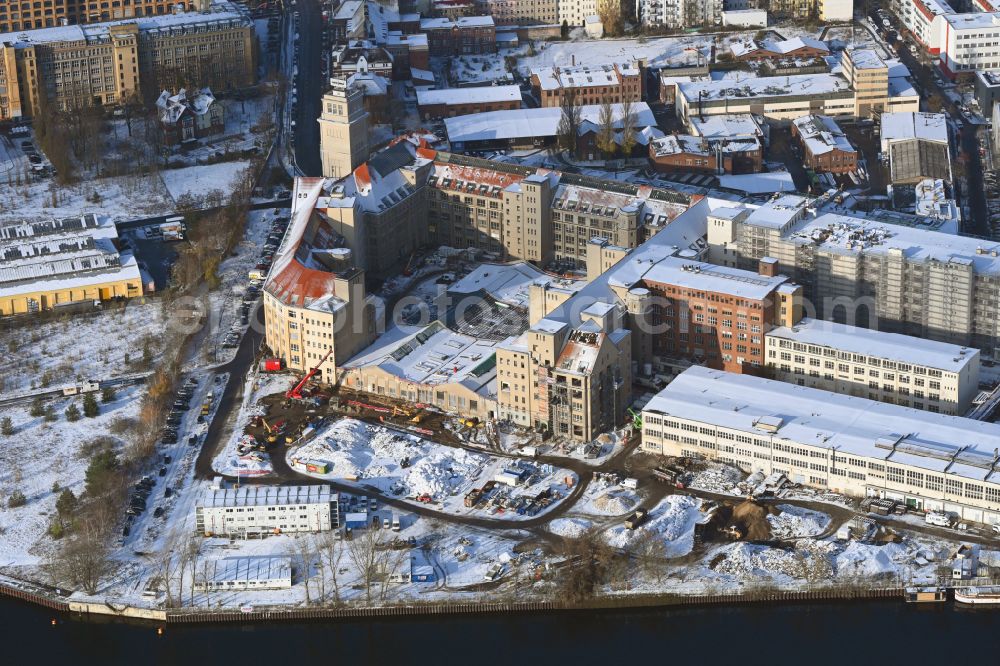 Aerial image Berlin - Wintry snowy new building construction site in the industrial park Behrensbau on Behrens- Ufer of Spree on street Ostendstrasse in the district Oberschoeneweide in the district Schoeneweide in Berlin, Germany