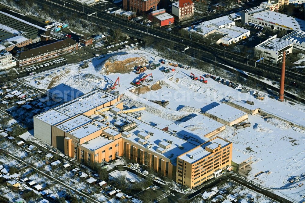 Aerial image Berlin - Wintry snowy new building construction site in the industrial park Gewerbehoefequartier Go West on street Forckenbeckstrasse in the district Schmargendorf in Berlin, Germany