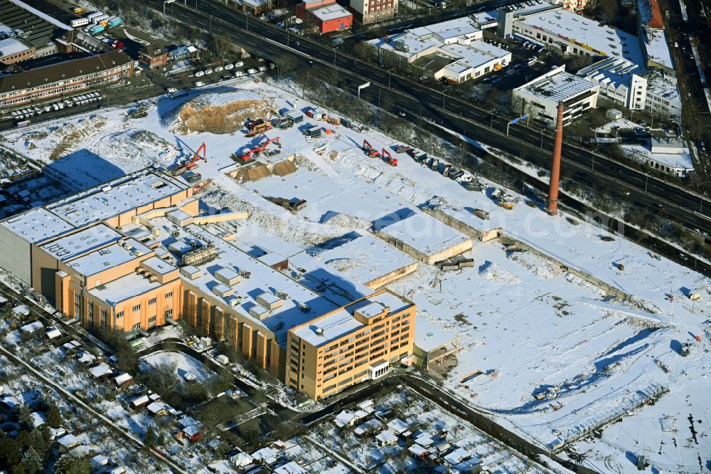 Aerial photograph Berlin - Wintry snowy new building construction site in the industrial park Gewerbehoefequartier Go West on street Forckenbeckstrasse in the district Schmargendorf in Berlin, Germany