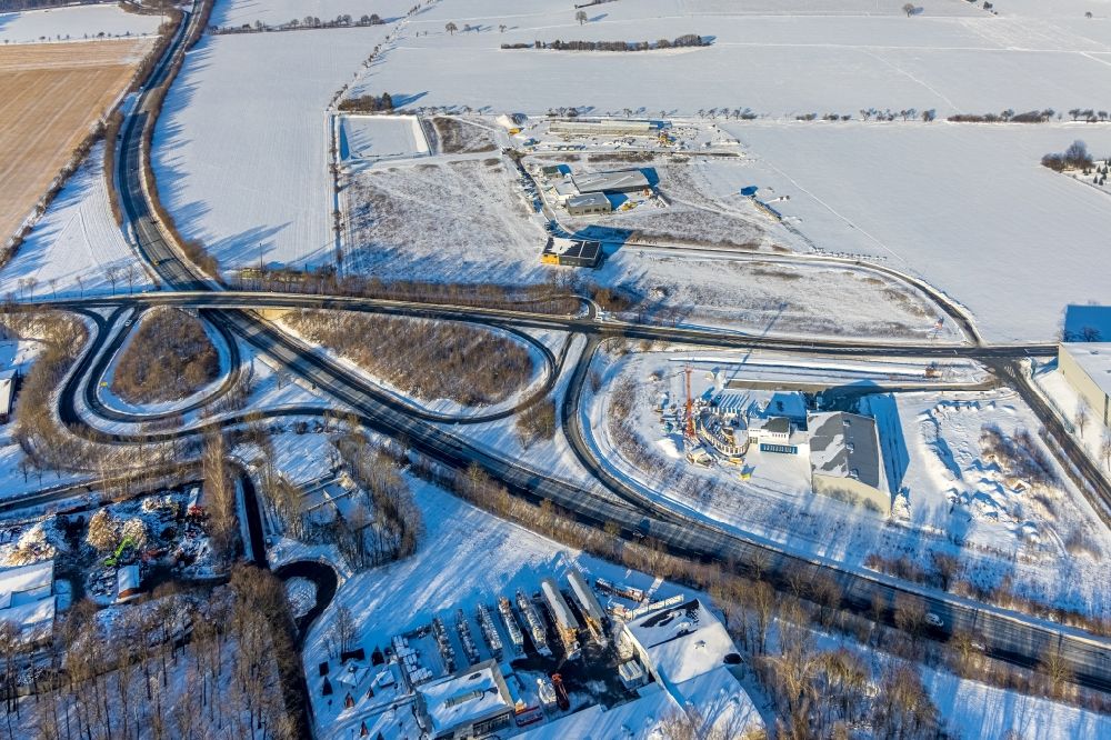 Soest from the bird's eye view: Wintry snowy new building construction site in the industrial park of Industriegebiet Wasserfuhr along the Opmuender Weg and the B475 in Soest in the state North Rhine-Westphalia, Germany