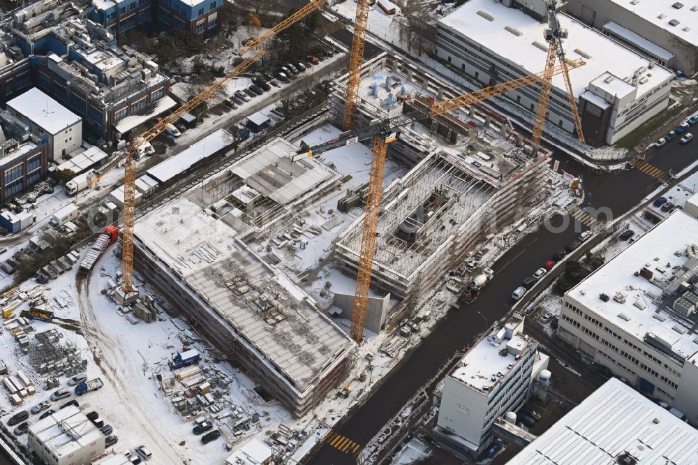 Aerial photograph Berlin - Wintry snowy construction site to build a new office and commercial building INK Berlin - Inspire Neukoelln on Ballinstrasse - Woermannkehre in the district Neukoelln in Berlin, Germany
