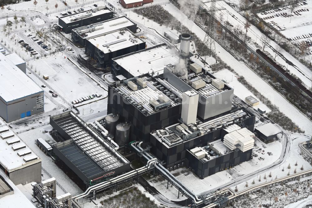 Aerial photograph Berlin - Wintry snowy power plants and exhaust towers of thermal power station - Kraft-Waerme-Kopplungsanlage on Rhinstrasse in the district Marzahn in Berlin, Germany