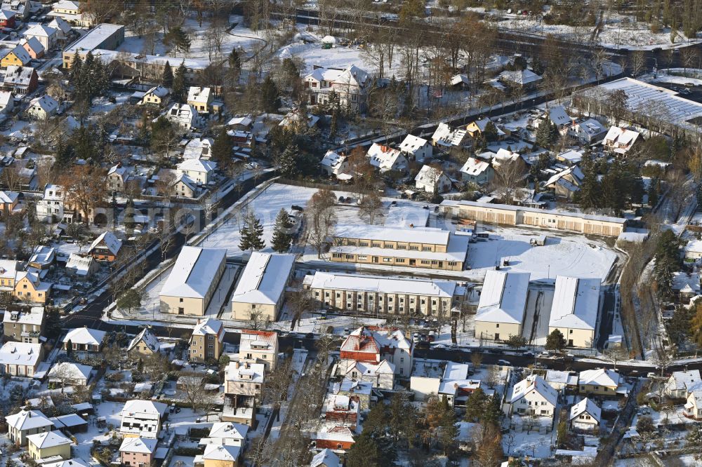 Berlin from the bird's eye view: Wintry snowy construction site to build a new multi-family residential complex on street Muensterberger Weg in the district Kaulsdorf in Berlin, Germany