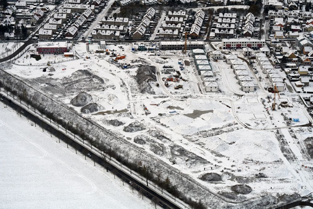 Aerial photograph Ahrensfelde - Wintry snowy construction site to build a new multi-family residential complex Ahrensfelder Obstwiesen on street Blumberger Chaussee in Ahrensfelde in the state Brandenburg, Germany