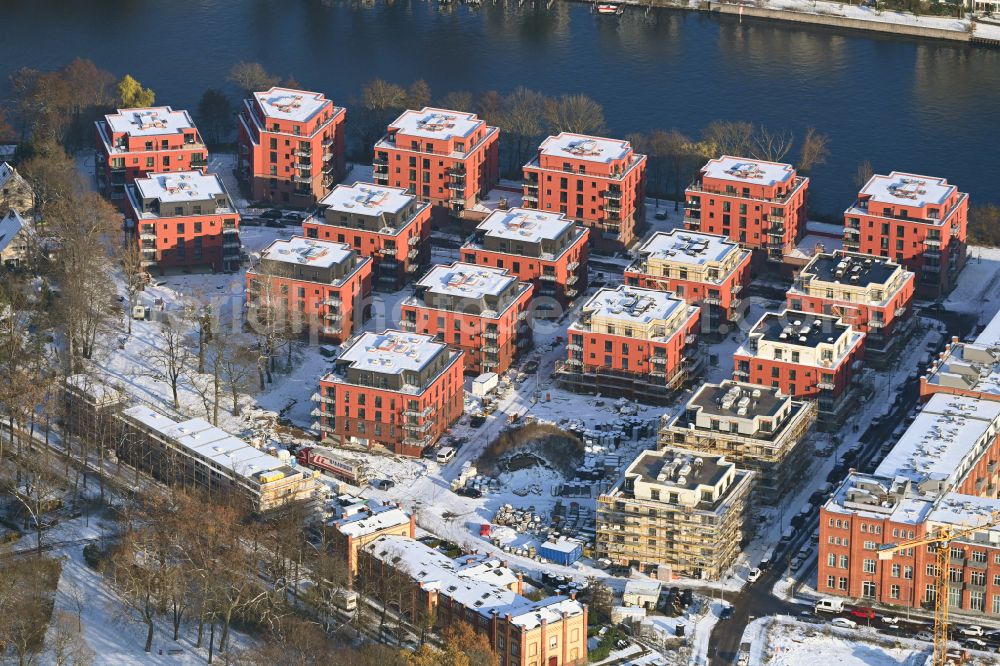 Berlin from above - Wintry snowy construction site to build a new multi-family residential complex SPREEQUARTIER SPINDLERSFELD on street Carl-Spindler-Strasse in the district Koepenick in Berlin, Germany