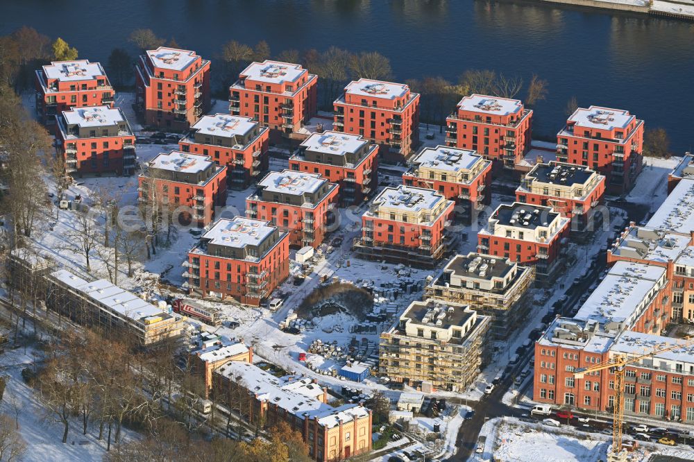 Berlin from the bird's eye view: Wintry snowy construction site to build a new multi-family residential complex SPREEQUARTIER SPINDLERSFELD on street Carl-Spindler-Strasse in the district Koepenick in Berlin, Germany