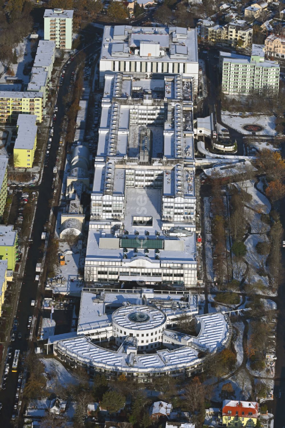Aerial image Berlin - Wintry snowy construction site for a new extension to the hospital grounds Vivantes Klinikum Neukoelln on street Rudower Chaussee in the district Neukoelln in Berlin, Germany