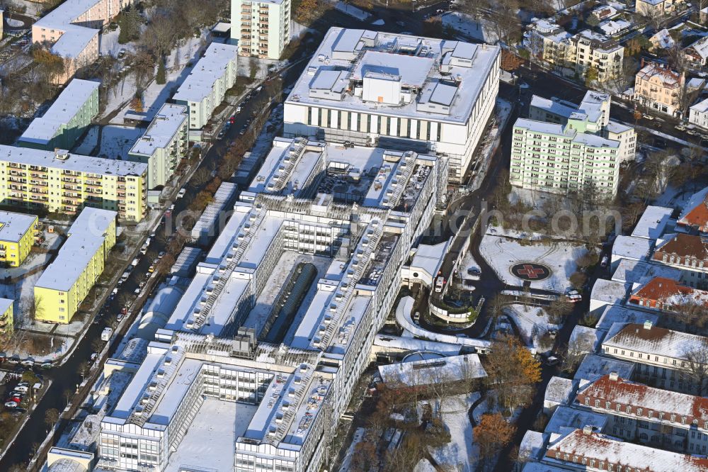 Aerial photograph Berlin - Wintry snowy construction site for a new extension to the hospital grounds Vivantes Klinikum Neukoelln on street Rudower Chaussee in the district Neukoelln in Berlin, Germany
