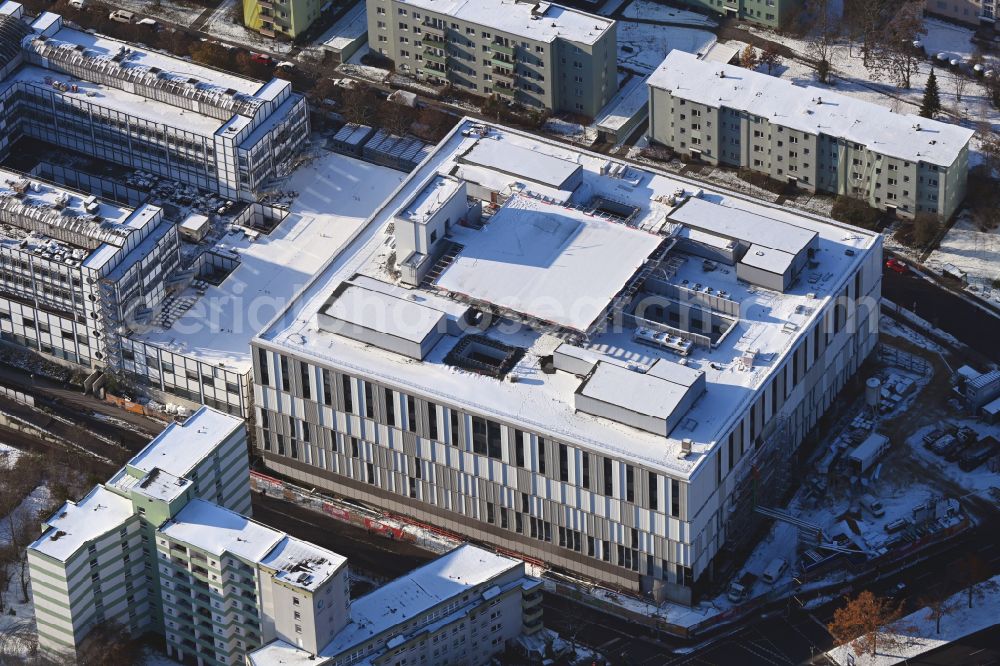 Berlin from the bird's eye view: Wintry snowy construction site for a new extension to the hospital grounds Vivantes Klinikum Neukoelln on street Rudower Chaussee in the district Neukoelln in Berlin, Germany