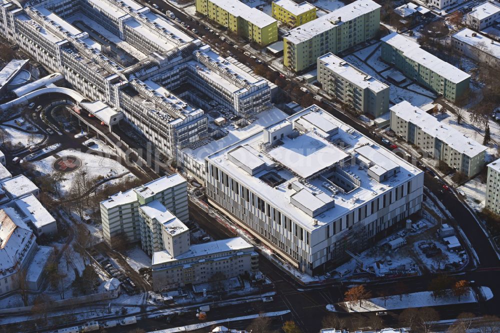 Aerial image Berlin - Wintry snowy construction site for a new extension to the hospital grounds Vivantes Klinikum Neukoelln on street Rudower Chaussee in the district Neukoelln in Berlin, Germany