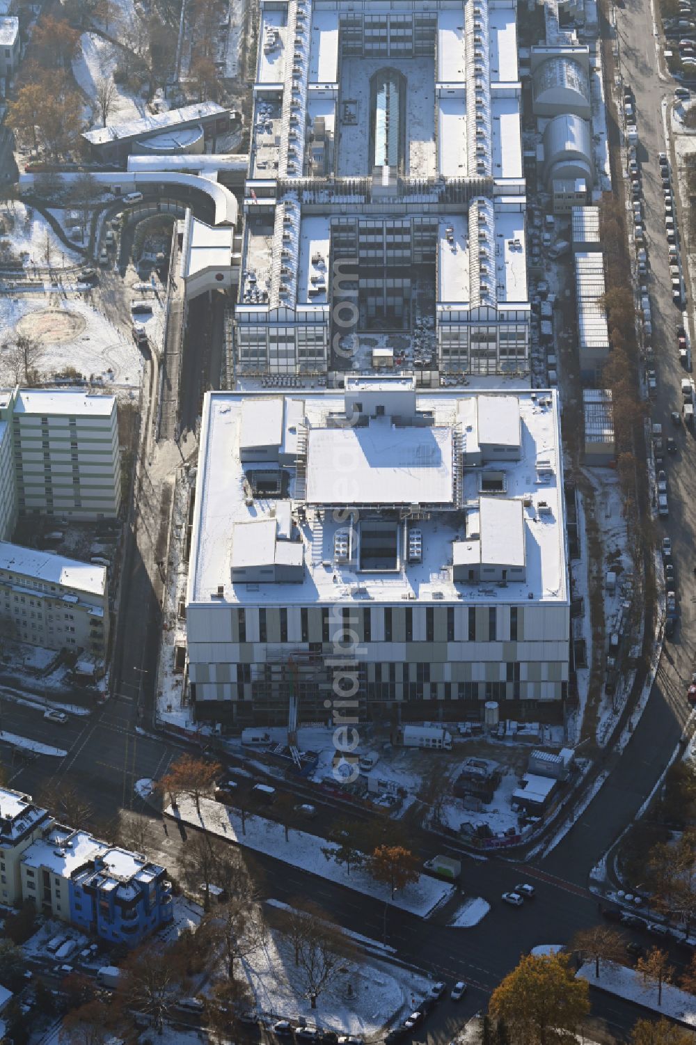 Berlin from the bird's eye view: Wintry snowy construction site for a new extension to the hospital grounds Vivantes Klinikum Neukoelln on street Rudower Chaussee in the district Neukoelln in Berlin, Germany