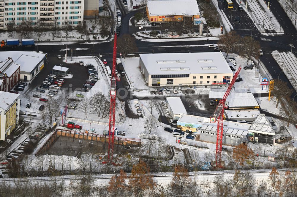 Aerial photograph Berlin - Wintry snowy construction site of a student dorm on street Ontarioseestrasse in the district Friedrichsfelde in Berlin, Germany
