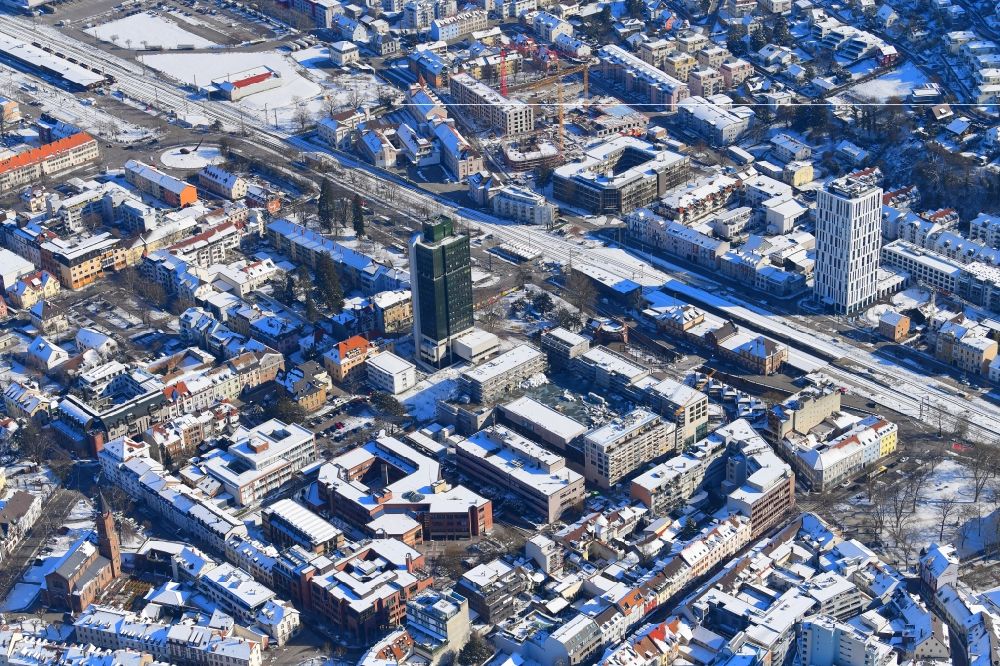 Aerial photograph Lörrach - Wintry snowy new residential and commercial building Quarter Loe on place Bahnhofsplatz - Sarasinweg - Palmstrasse in Loerrach in the state Baden-Wurttemberg, Germany