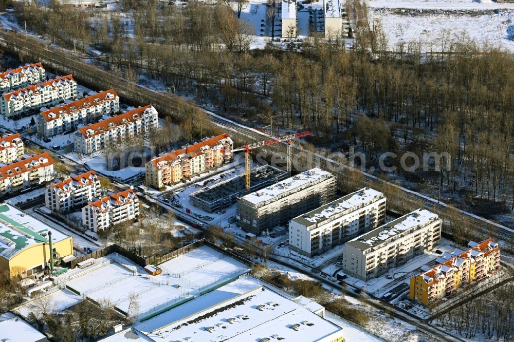 Aerial image Bernau - Wintry snowy construction site of a new residential area of the terraced housing estate Am Mahlbusen in Bernau in the state Brandenburg, Germany