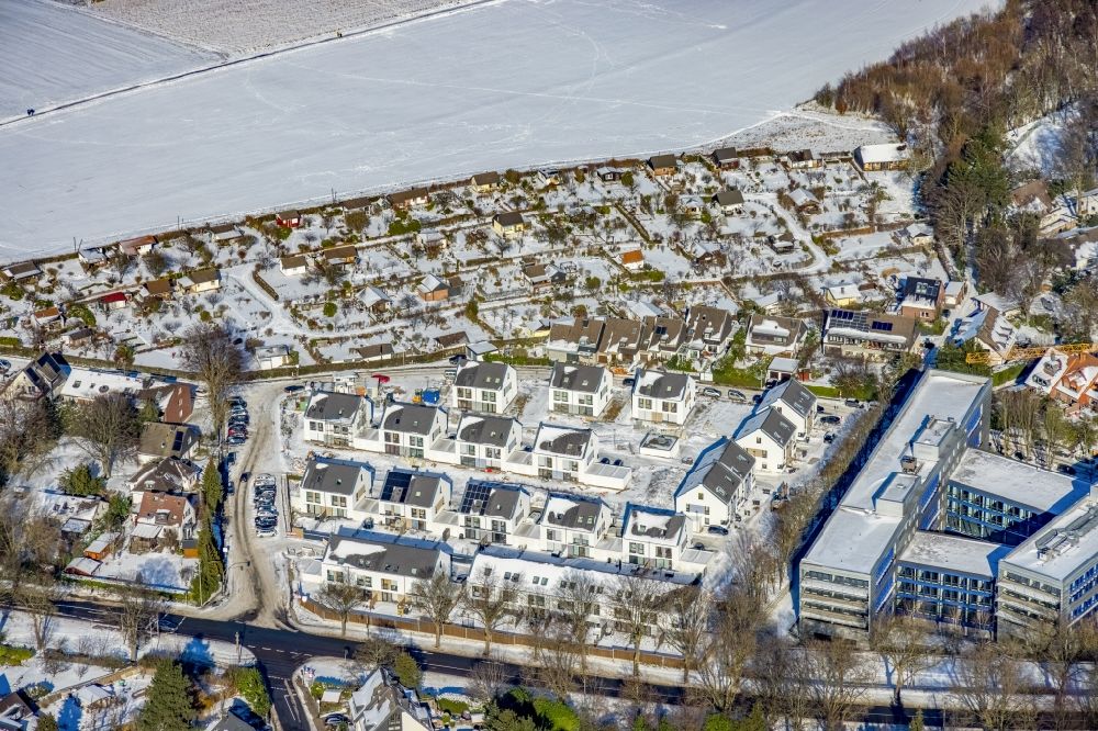 Mülheim an der Ruhr from the bird's eye view: Wintry snowy construction sites for new construction residential area of detached housing estate planned between Zeppelinstrasse and Windmuehlenstrasse in Muelheim on the Ruhr at Ruhrgebiet in the state North Rhine-Westphalia, Germany