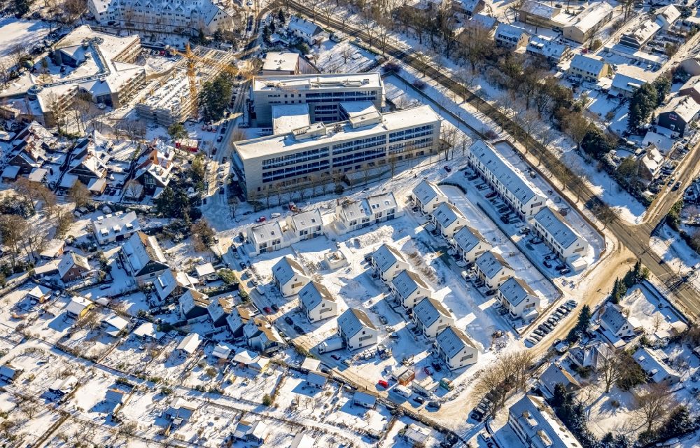 Aerial image Mülheim an der Ruhr - Wintry snowy construction sites for new construction residential area of detached housing estate planned between Zeppelinstrasse and Windmuehlenstrasse in Muelheim on the Ruhr at Ruhrgebiet in the state North Rhine-Westphalia, Germany