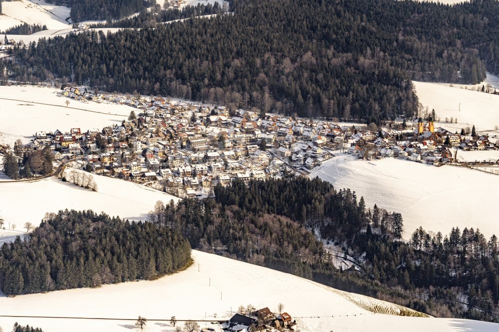 Aerial photograph Sankt Märgen - Wintry snowy town View of the streets and houses of the residential areas in Sankt Maergen in the state Baden-Wurttemberg, Germany