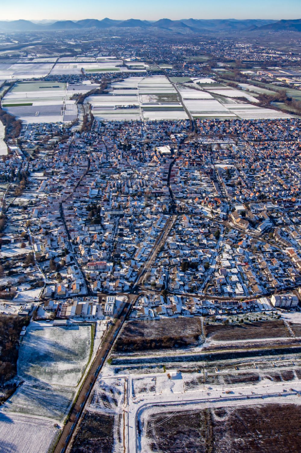 Offenbach an der Queich from above - Wintry snowy town View from the East of the streets and houses of the residential areas on street Germersheimer Strasse in Offenbach an der Queich in the state Rhineland-Palatinate, Germany