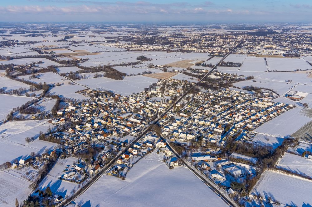 Aerial photograph Ampen - Wintry snowy Village view on the edge of agricultural fields and land in Ampen at Ruhrgebiet in the state North Rhine-Westphalia, Germany