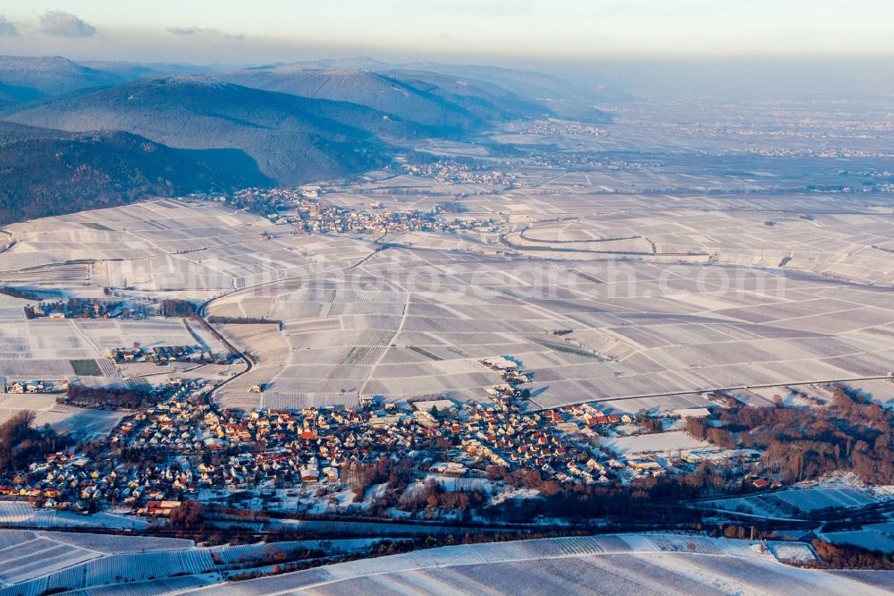 Aerial photograph Siebeldingen - Wintry snowy Town View of the streets and houses of the residential areas in Siebeldingen in the state Rhineland-Palatinate, Germany