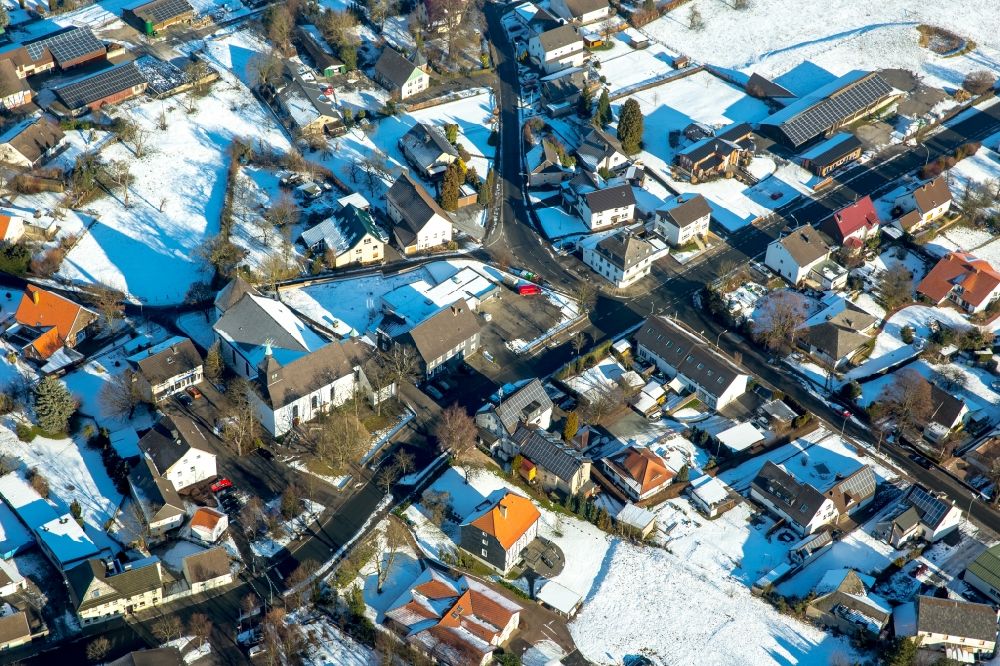 Voßwinkel from the bird's eye view: Wintey snowy Town View of the streets and houses of the residential areas in Vosswinkel in the state North Rhine-Westphalia