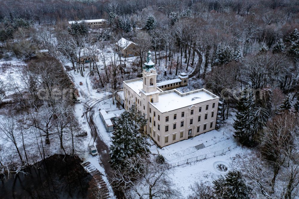 Aerial image Schönwalde - Wintry snowy palace Dammsmuehle on lake Muehlenteich in Schoenwalde in the state Brandenburg, Germany