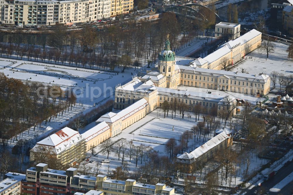 Berlin from the bird's eye view: Wintry snowy palace on street Spandauer Damm in the district Charlottenburg in Berlin, Germany