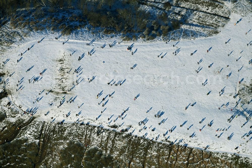 Aerial photograph Berlin - Wintry snowy park of Drachenberg in the district Charlottenburg in Berlin, Germany