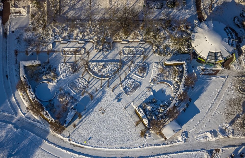 Hamm from the bird's eye view: Wintry snowy Maximilian Hall in the North of the park Maximilianpark on site of the former coal mine Maximilian in Hamm at Ruhrgebiet in the state of North Rhine-Westphalia