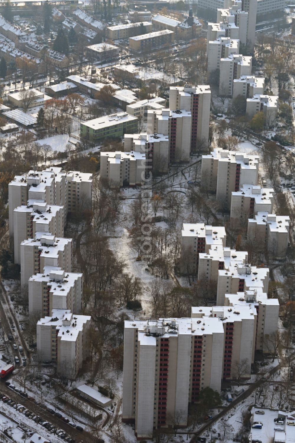 Berlin from the bird's eye view: Wintry snowy skyscrapers in the residential area of industrially manufactured settlement Dammwegsiedlung - Weisse Siedlung on street Aronsstrasse in the district Neukoelln in Berlin, Germany