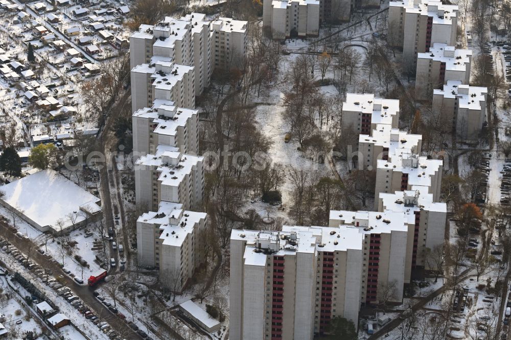 Aerial image Berlin - Wintry snowy skyscrapers in the residential area of industrially manufactured settlement Dammwegsiedlung - Weisse Siedlung on street Aronsstrasse in the district Neukoelln in Berlin, Germany