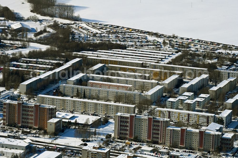 Aerial photograph Stralsund - Wintry snowy skyscrapers in the residential area of industrially manufactured settlement on Heinrich-Heine-Ring in Stralsund in the state Mecklenburg - Western Pomerania, Germany