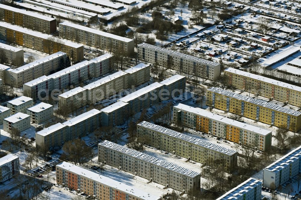 Aerial image Stralsund - Wintry snowy skyscrapers in the residential area of industrially manufactured settlement on Heinrich-Heine-Ring in Stralsund in the state Mecklenburg - Western Pomerania, Germany