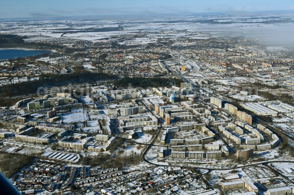 Aerial image Neubrandenburg - Wintry snowy skyscrapers in the residential area of industrially manufactured settlement Oststadt in Neubrandenburg in the state Mecklenburg - Western Pomerania, Germany