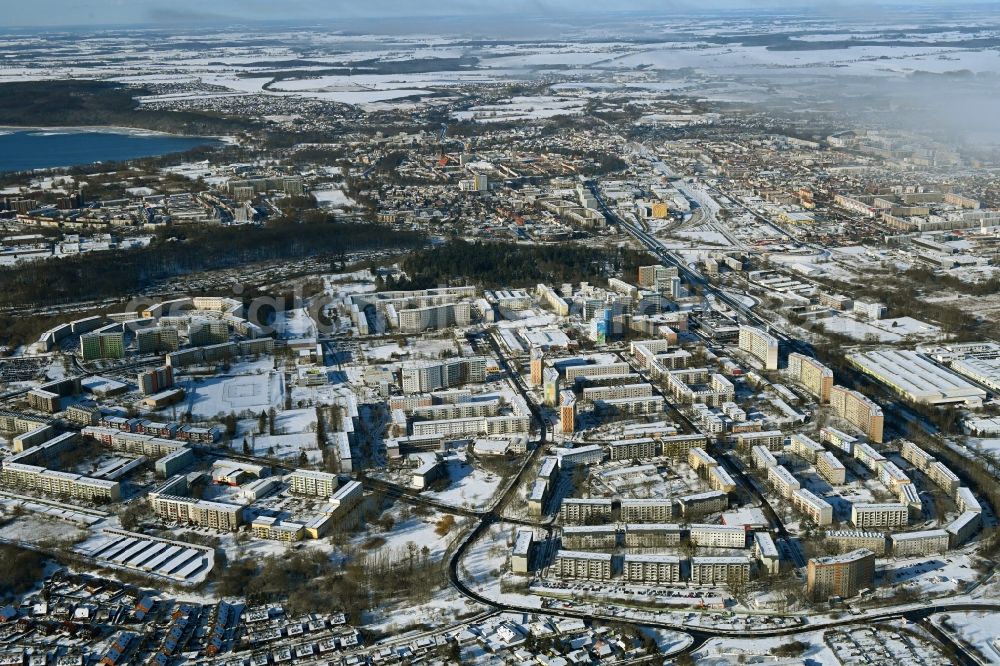 Aerial photograph Neubrandenburg - Wintry snowy skyscrapers in the residential area of industrially manufactured settlement Oststadt in Neubrandenburg in the state Mecklenburg - Western Pomerania, Germany