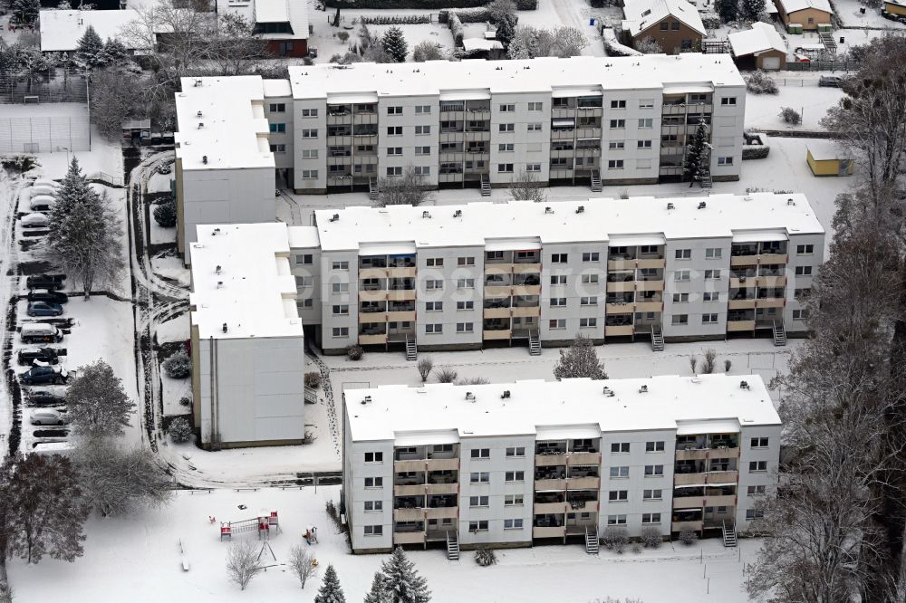 Werneuchen from above - Wintry snowy residential area of industrially manufactured settlement on street Lamprechtstrasse in Werneuchen in the state Brandenburg, Germany