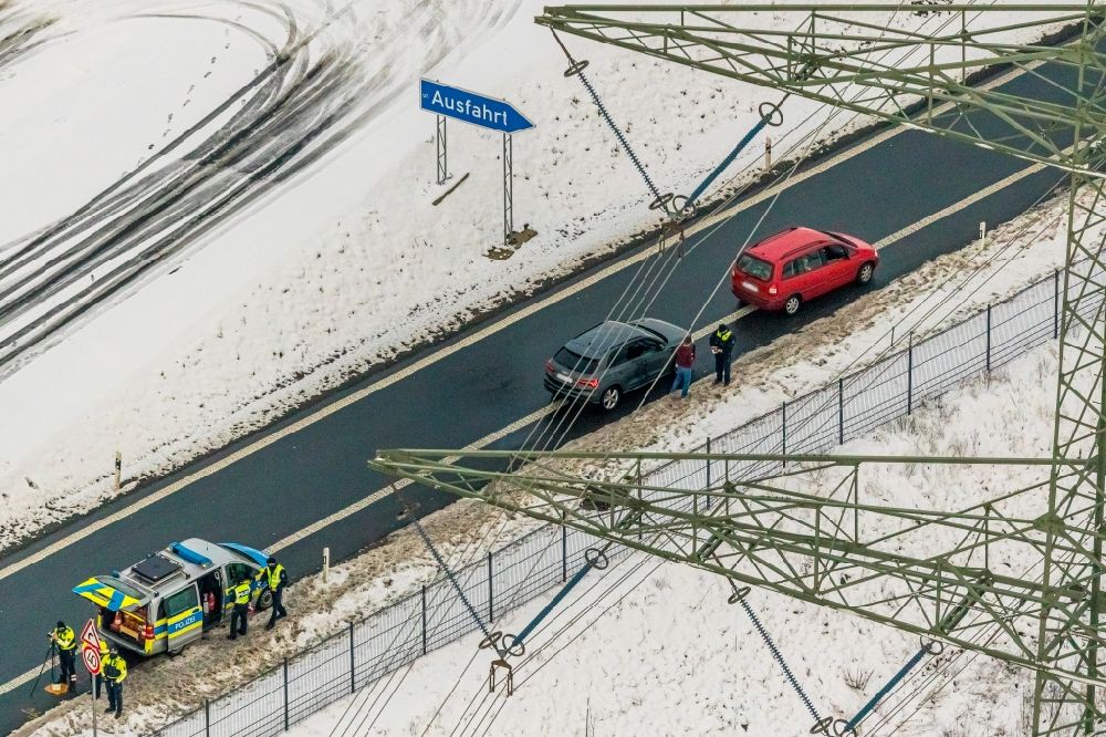 Nuttlar from the bird's eye view: Wintry snowy officials in a police operation to a speed control and Traffic control on federal motorway B480 in Nuttlar in the state North Rhine-Westphalia, Germany