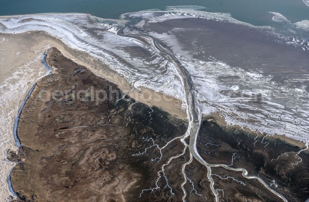 Aerial photograph Spiekeroog - Wintry snowy formation of tides in the Wadden Sea landscape of North Sea in Spiekeroog in the state Lower Saxony, Germany