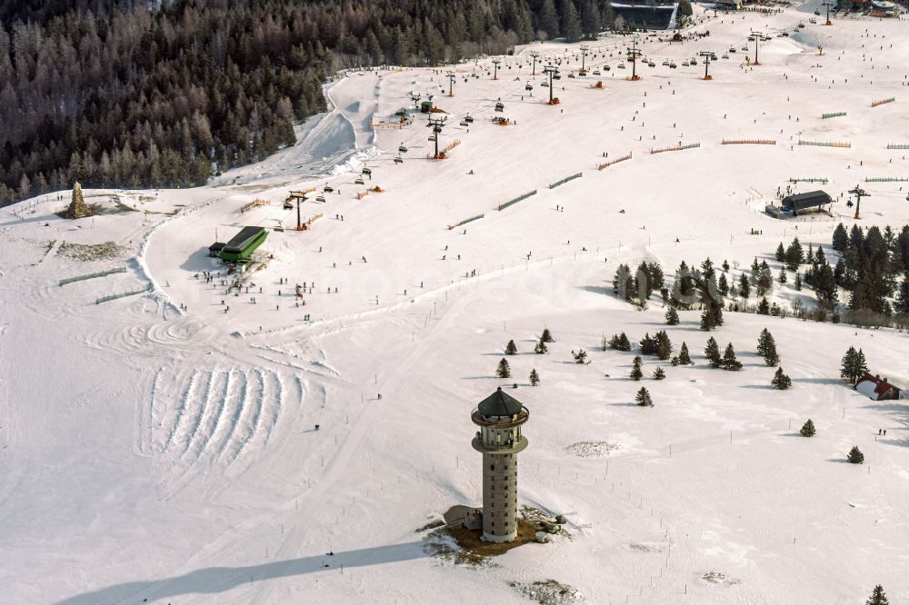 Aerial photograph Feldberg (Schwarzwald) - Wintry snowy landscape with the parcour at the ski sports area Seebuck on the Feldberg mountain in Feldberg (Schwarzwald) in the state Baden-Wurttemberg, Germany
