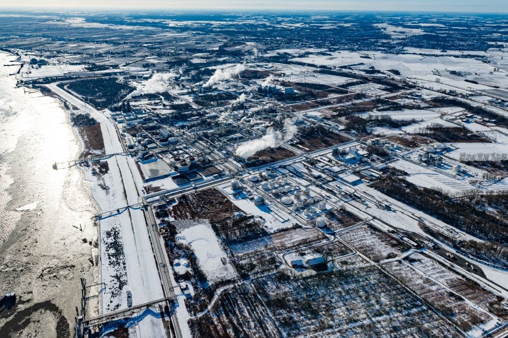 Aerial photograph Stade - Wintry snowy refinery equipment and management systems on the factory premises of the chemical manufacturers of Fa. Dow Chemical Olin in Stade in the state Lower Saxony, Germany