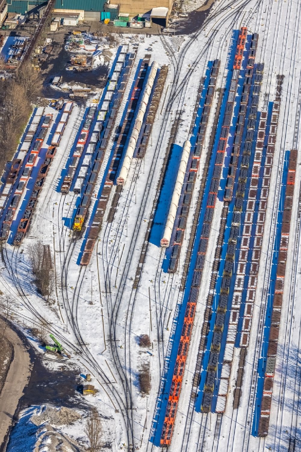 Aerial image Duisburg - Wintry snowy marshalling yard and freight station in the district Huettenheim in Duisburg at Ruhrgebiet in the state North Rhine-Westphalia, Germany