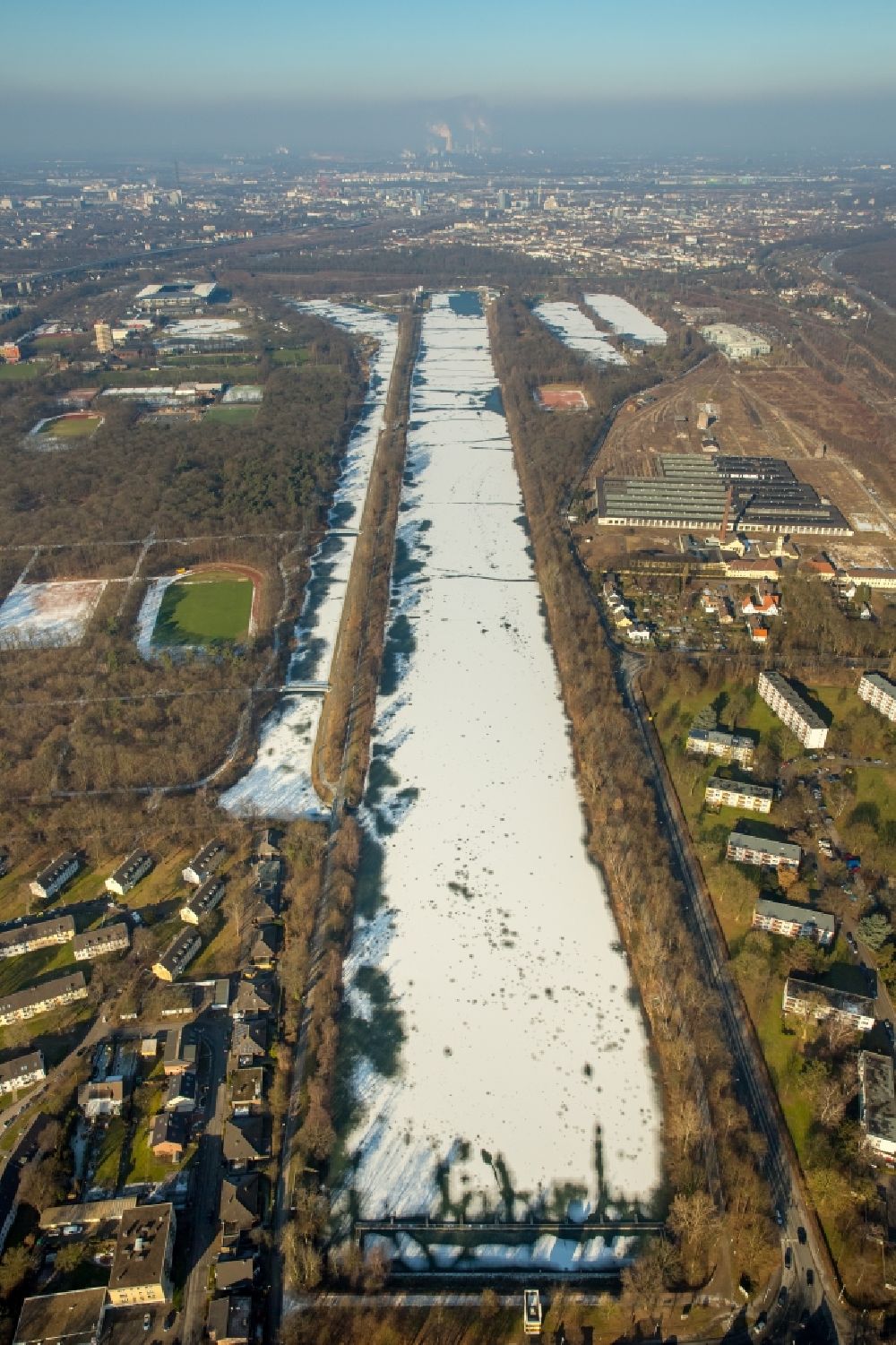 Duisburg from above - Wintry snowy competition distance for the canoeing and oar sport regatta road Duisburg in the district the new village south in Duisburg in the federal state North Rhine-Westphalia