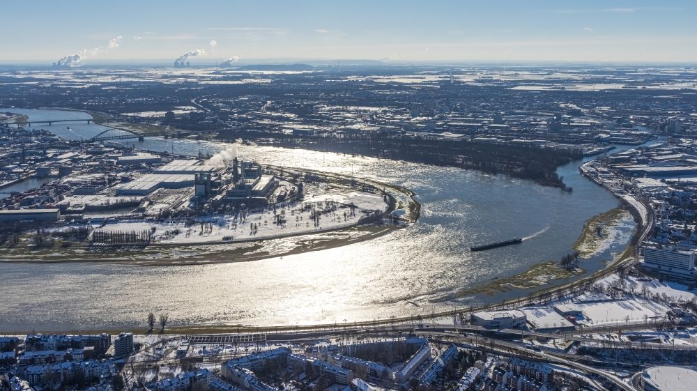 Düsseldorf from above - Wintry snowy curved loop of the riparian zones on the course of the river Rhine in Duesseldorf in the state North Rhine-Westphalia, Germany