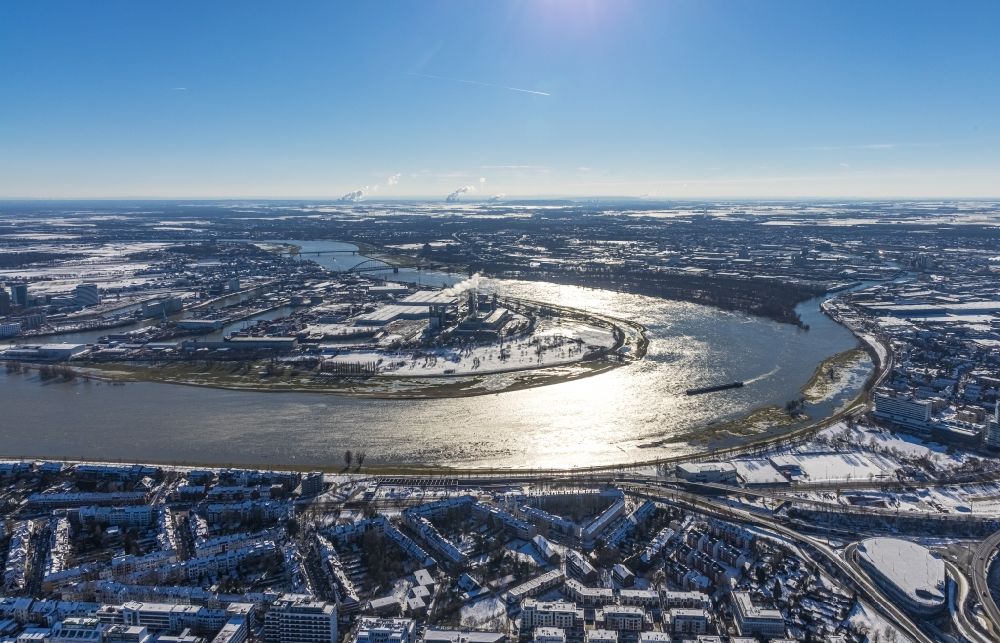 Düsseldorf from the bird's eye view: Wintry snowy curved loop of the riparian zones on the course of the river Rhine in Duesseldorf in the state North Rhine-Westphalia, Germany