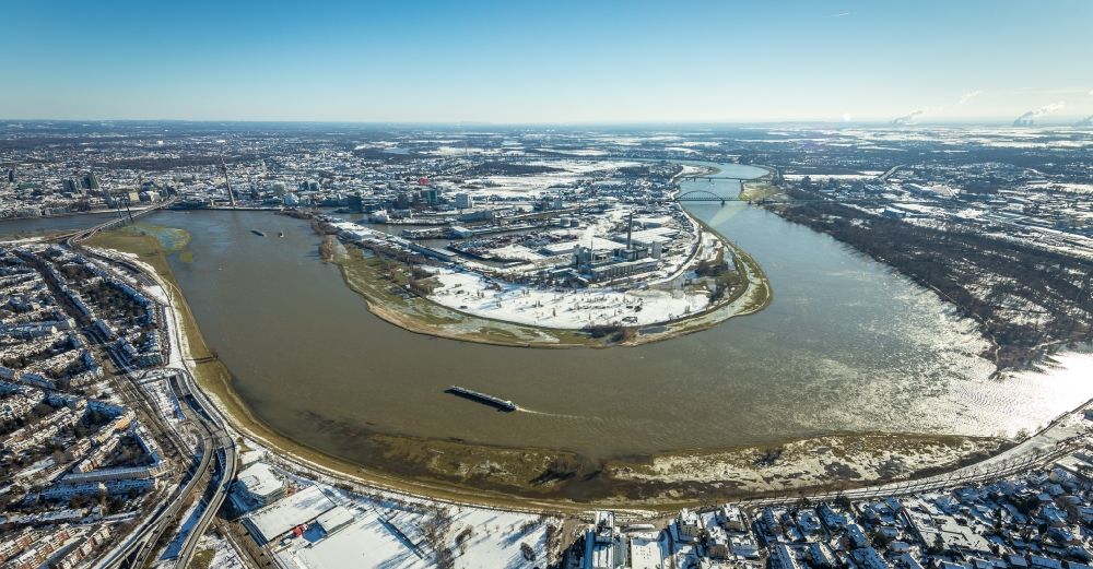 Aerial photograph Düsseldorf - Wintry snowy curved loop of the riparian zones on the course of the river Rhine in Duesseldorf in the state North Rhine-Westphalia, Germany